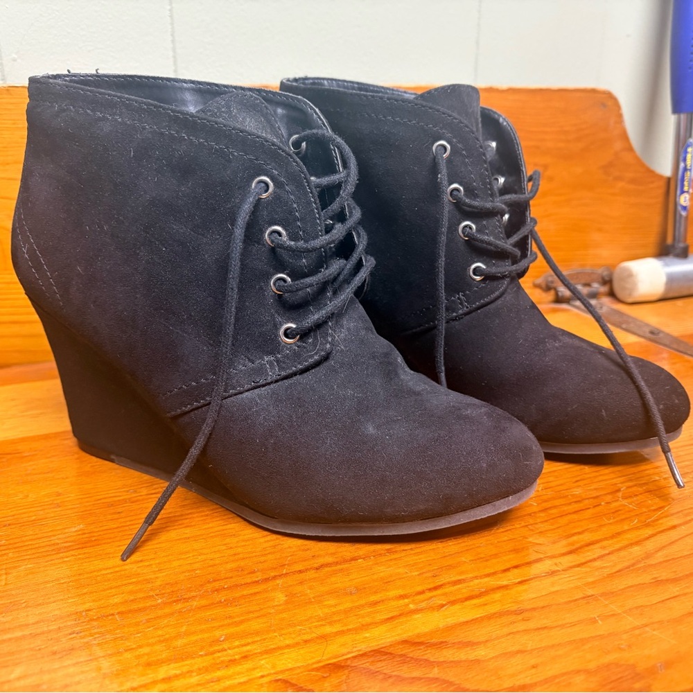 Women’s black wedges lace up EUC 7M